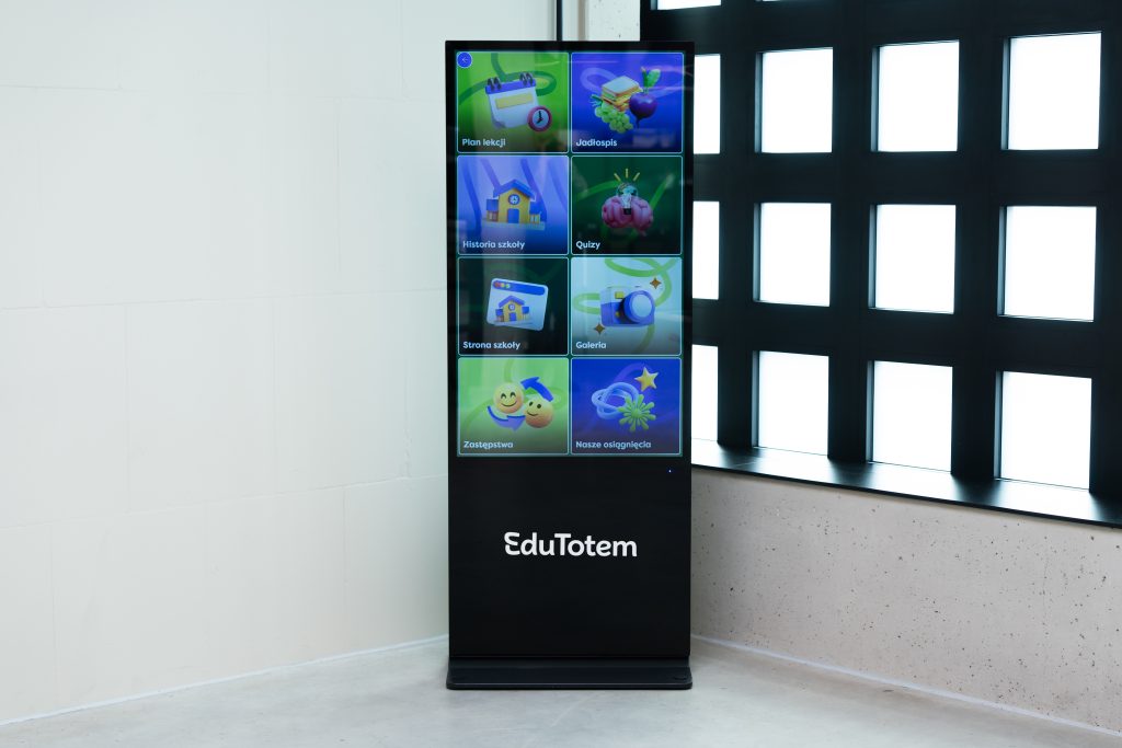 Dotykowy totem edukacyjny 55 cali